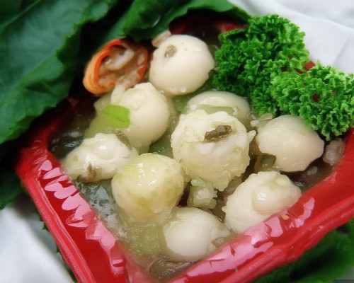 好，我现在需要帮用户写一篇关于假体移位或外露的文章。用户是上海的鼻整形医生，所以文章需要专业且详细。首先，我得理解用户的需求，他们可能需要详细的信息来指导患者或自己在手术中处理这种情况