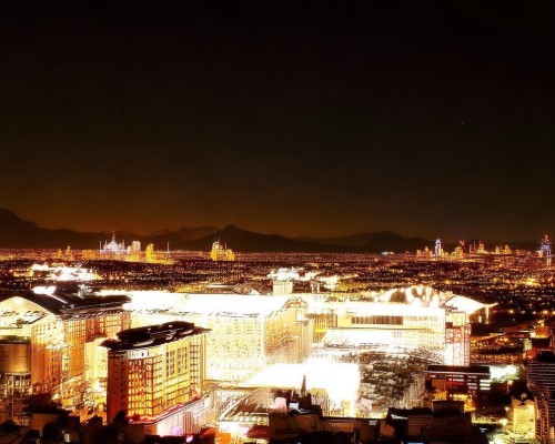 好，我现在需要帮用户写一篇关于包膜挛缩的文章。用户是上海的鼻整形医生，所以文章需要专业且详细。首先，我得理解什么是包膜挛缩，它在鼻整形中的作用和影响