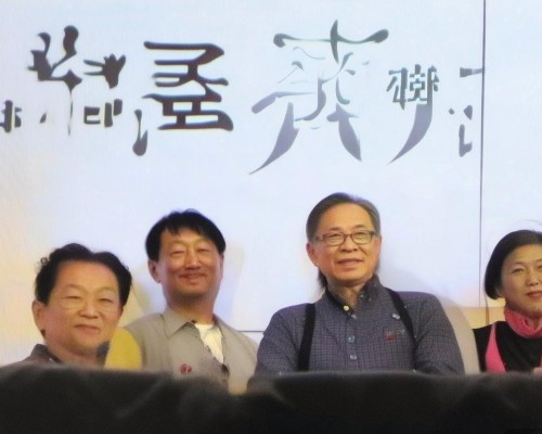 好，我现在需要帮用户写一篇关于网红鼻的文章。用户是上海鼻整形医生，所以文章需要专业且有深度。首先，我得理解网红鼻这个概念，它指的是那些通过社交媒体展示的精致鼻部设计，通常与网红经济相关