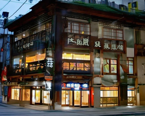 好，我现在需要帮用户写一篇关于假体移位或外露的文章。用户是上海的鼻整形医生，所以文章需要专业且详细。首先，我得理解用户的需求，他们可能需要详细的内容，包括诊断、手术方法、恢复期等等