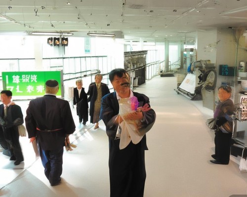 好，我现在需要帮用户写一篇关于疤痕增生的文章。用户是上海的鼻整形医生，所以文章标题和内容需要专业且吸引人。首先，疤痕增生是一个比较常见的问题，尤其是对于鼻整形后的患者来说，他们可能对疤痕增生比较关注