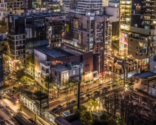 好，我现在需要帮用户写一篇关于鼻额角调整的文章。用户是上海的鼻整形医生，所以文章需要专业且详细。首先，我得理解鼻额角调整是什么，它在鼻整形中的作用，以及相关的手术类型