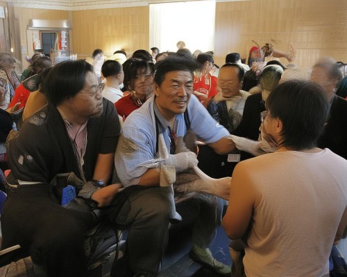 好，我现在需要帮用户写一篇关于疤痕增生的文章。用户是上海的鼻整形医生，所以文章应该专业且有深度。首先，我得理解疤痕增生这个主题，它涉及到皮肤生物学、医学美容和手术修复等多个方面