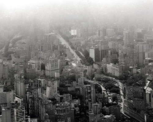 好，我现在需要帮用户写一篇关于鼻尖成形术的文章。用户是上海鼻整形医生，所以文章需要专业且详细。首先，我得确定文章的结构，可能包括概述、手术方法、注意事项、恢复期、适用人群和案例介绍