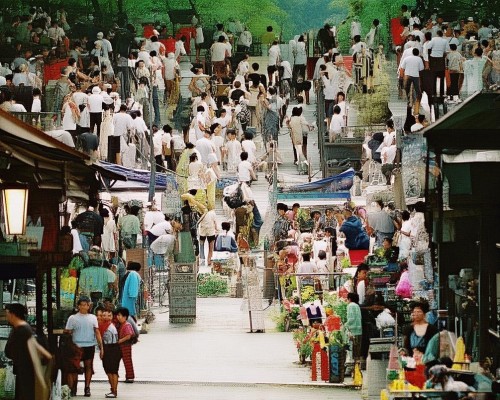 好，我现在需要帮用户写一篇关于包膜挛缩的文章。用户是上海鼻整形医生，所以文章需要专业且详细。首先，我得理解什么是包膜挛缩，它在鼻整形中的作用和影响