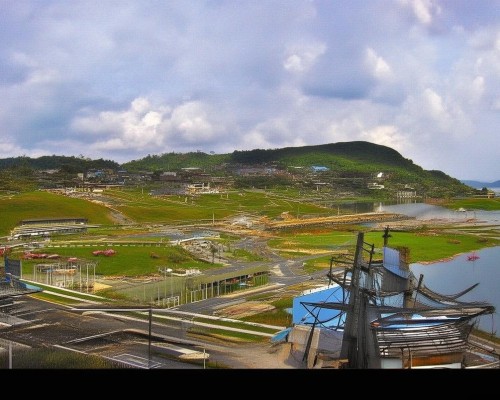 好，我现在需要帮用户写一篇关于自然鼻的文章。用户是上海鼻整形医生，所以文章需要专业且有深度。首先，我得确定文章的标题，要吸引人又准确。自然鼻这个词已经给出，我可以围绕这个主题展开