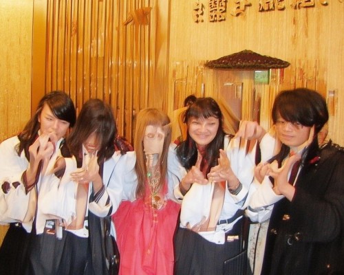 好，我现在需要帮用户写一篇关于自然鼻的文章。用户是上海的鼻整形医生，所以文章需要专业且有深度。首先，我得确定文章的标题，要吸引人又准确。自然鼻这个主题挺好的，可以探讨鼻部整形的自然化趋势