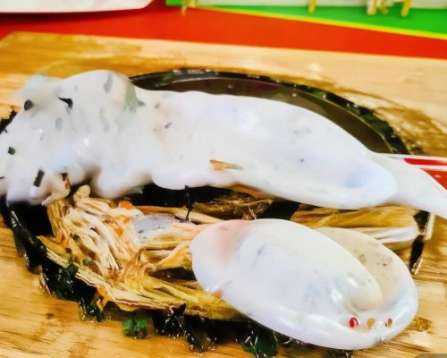 好，我现在需要帮用户写一篇关于自然鼻的文章。用户是上海的鼻整形医生，所以文章需要专业且有深度。首先，我得确定文章的标题，要吸引人又准确。自然鼻这个主题，可以从美学、手术方法、恢复过程等方面展开