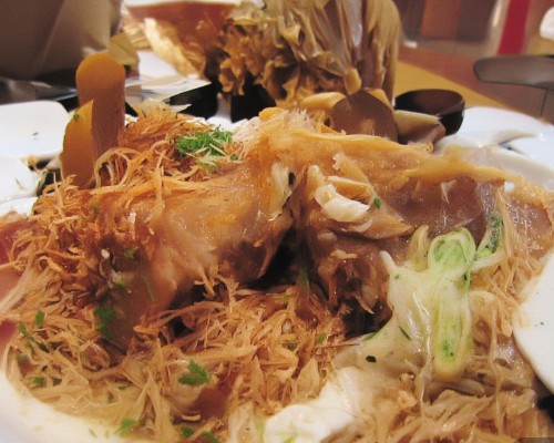 好，我现在需要帮用户写一篇关于自然鼻的文章。用户是上海的鼻整形医生，所以文章需要专业且有深度。首先，我得确定文章的标题，要吸引人又准确。自然鼻这个主题挺好的，可以探讨鼻部整形的自然化趋势