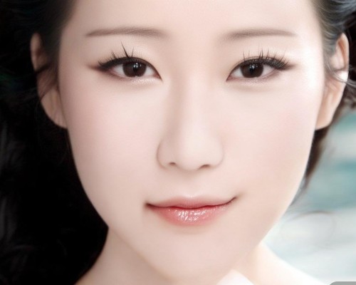 好，我现在需要帮用户分析一下鼻整形的价格问题。用户是上海的鼻整形医生，所以他们可能需要给患者一个详细的报价范围。首先，我得考虑影响价格的因素，比如材料、手术方式、医生的技术水平、地区消费水平等等