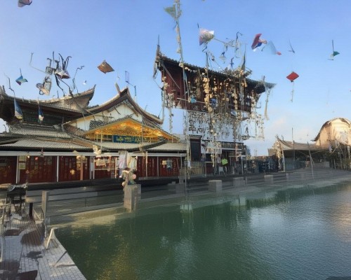 好，我现在需要帮用户写一篇关于鼻尖成形术的文章。用户是上海的鼻整形医生，所以文章需要专业且详细。首先，我得确定文章的结构，可能包括概述、手术方法、注意事项、恢复期、选择因素和案例介绍