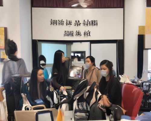 好，我现在需要帮用户写一篇关于朝天鼻矫正的文章。用户是一位上海的鼻整形医生，所以文章需要专业且详细。首先，我得理解用户的需求，他们可能需要一篇结构清晰、内容详实的文章，标题和正文都要符合要求