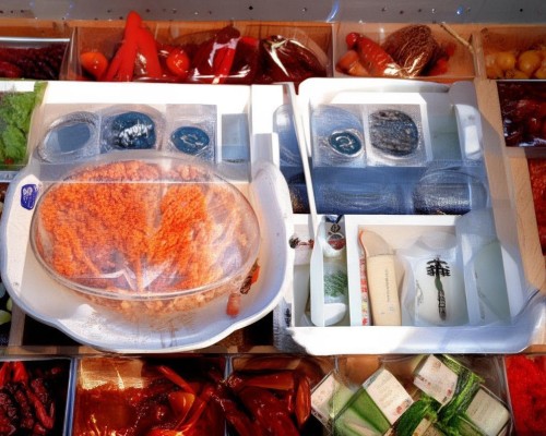 好，我现在需要帮用户写一篇关于鼻尖成形术的文章。用户是上海鼻整形医生，所以文章需要专业且详细。首先，我得确定文章的结构，可能包括概述、手术方法、注意事项、术后护理和案例分析