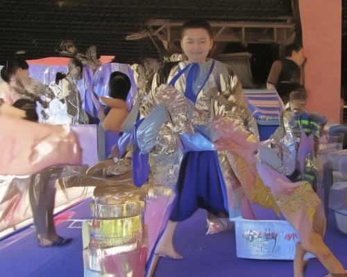 好，我现在需要帮用户写一篇关于塌鼻梁矫正的文章。用户是上海鼻整形医生，所以文章需要专业且详细。首先，我得确定文章的结构，可能包括塌鼻梁的成因、矫正的方法、手术过程、恢复期以及注意事项等部分