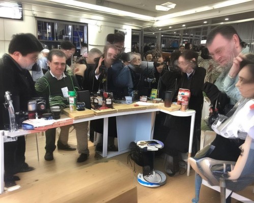 好，我现在需要帮用户写一篇关于垫高鼻梁的文章。用户是一位上海的鼻整形医生，所以文章需要专业且详细。首先，我得确定文章的结构，可能包括垫高鼻梁的重要性、手术方法、恢复过程以及注意事项等部分