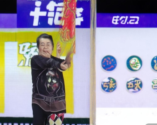 好，我现在需要帮用户写一篇关于假体隆鼻的文章。用户是上海鼻整形医生，所以文章需要专业且详细。首先，我得确定文章的结构，可能包括手术前的准备、手术过程、术后护理和恢复期等等