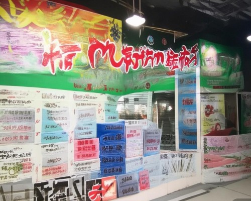 好，我现在需要帮用户写一篇关于鼻基底填充的文章。用户是上海的鼻整形医生，所以文章需要专业且详细。首先，我得明确文章的结构，通常包括标题、引言、材料选择、手术步骤、恢复期、注意事项和总结