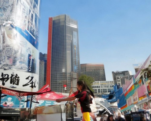 好，我现在需要帮用户写一篇关于鞍鼻改善的文章。用户是上海鼻整形医生，所以文章需要专业且详细。首先，鞍鼻改善是一个比较专业的术语，我得先解释清楚鞍鼻是什么，以及为什么需要改善