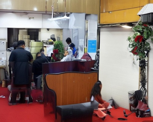 好，我现在需要帮用户写一篇关于自然鼻的文章。用户是上海的鼻整形医生，所以文章需要专业且有深度。首先，我得确定文章的标题，要吸引人又专业。自然鼻这个主题挺好的，可以探讨鼻部整形的自然化趋势