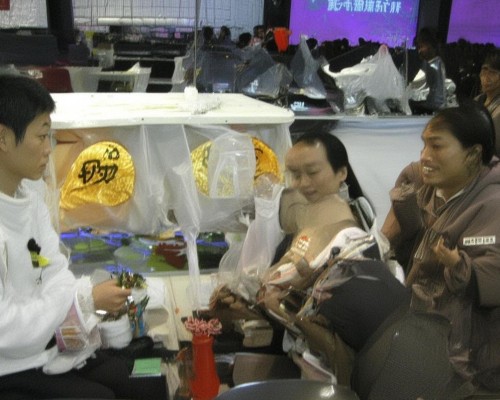 已经很明确，所以不需要再修改。文章需要分为七个部分，选择隆鼻注射手术的考虑、隆鼻注射手术的流程、隆鼻注射手术的选择、隆鼻注射手术的效果、术后护理的重要性、如何选择可靠的隆鼻机构以及常见问题解答