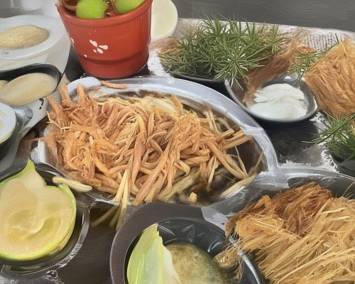 好，我现在需要帮用户写一篇关于蒜头鼻的文章。首先，我得弄清楚用户的需求是什么。用户可能是一位上海的鼻整形医生，所以这篇文章应该是专业性的，用于指导或介绍蒜头鼻手术