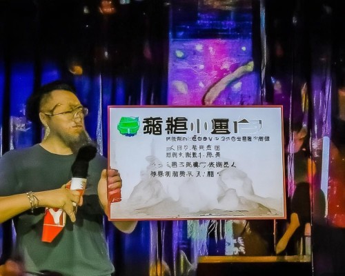 好，我现在需要帮用户写一篇关于自然鼻的文章。用户是上海的鼻整形医生，所以文章需要专业且有深度。首先，我得确定文章的标题，要吸引人又准确。自然鼻这个主题挺好的，可以探讨鼻部整形的自然化趋势