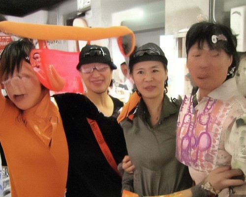 好，我现在需要帮用户写一篇关于假体移位或外露的文章。用户是上海的鼻整形医生，所以文章需要专业且详细。首先，我得理解用户的需求，他们可能需要详细的信息来指导患者或自己进行手术