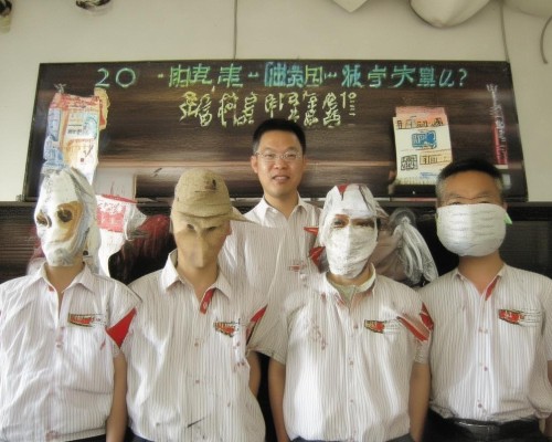 好，我现在需要帮用户写一篇关于鼻基底填充的文章。用户是上海鼻整形医生，所以文章需要专业且详细。首先，我得理解鼻基底填充是什么，它在鼻整形中的作用，以及患者可能关心的各个方面